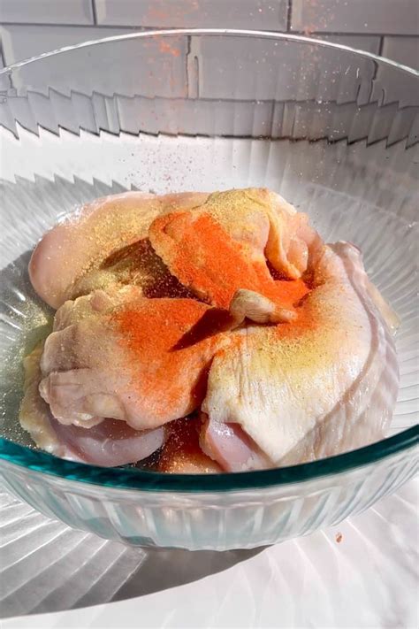 Pollo sazonado en un bowl