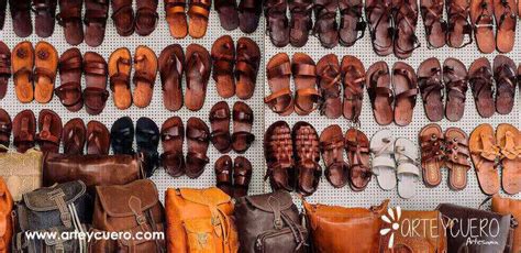 Muestra de diferentes productos hechos con cuero de cactus, como bolsos, chaquetas o carteras.