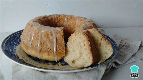 Foto de un budín de plátano y coco recién horneado, cortado en rebanadas