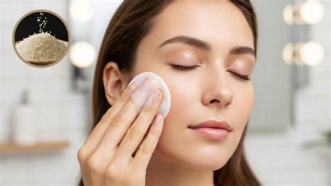 Rutina paso a paso de aplicación de tónico facial con agua de arroz utilizando un disco de algodón.