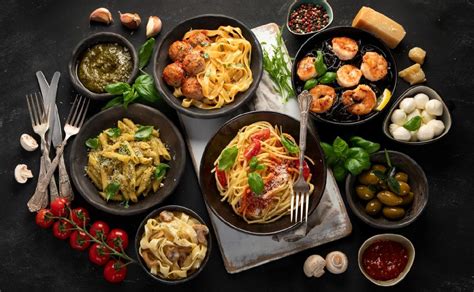 Foto de una mesa con varios platos italianos gourmet, listos para llevar