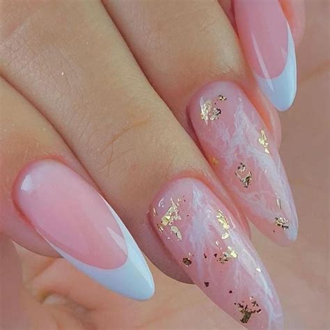 Ilustración de uñas acrílicas aplicadas sobre uña natural