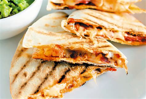 Gringas de queso y longaniza con salsa y guacamole
