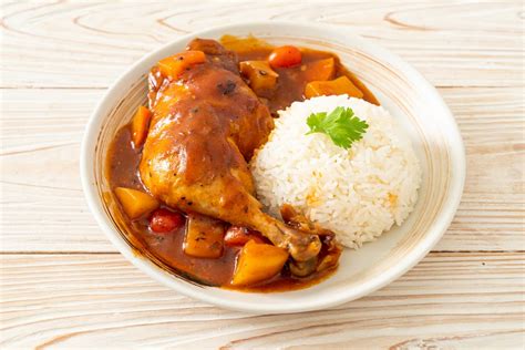 Plato de pollo guisado con piña, cilantro fresco y arroz