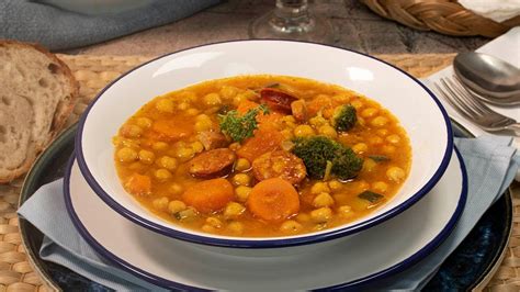 Plato de garbanzos guisados con chorizo y verduras