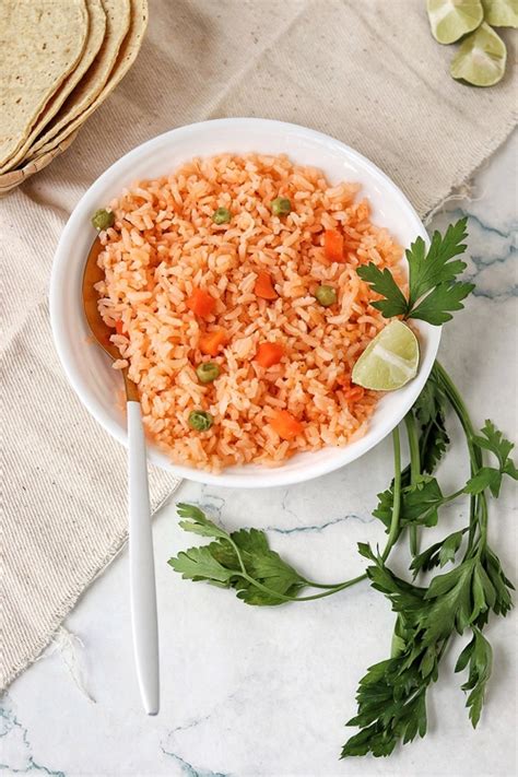 Plato de arroz a la mexicana con zanahoria y chícharos