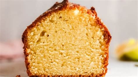 Fotografía de un queque de harina de almendras recién horneado