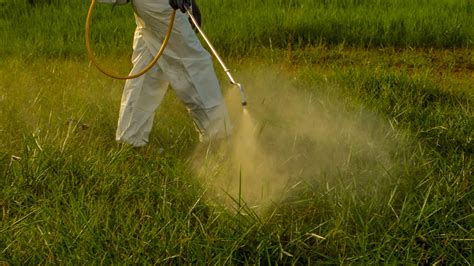 Aplicación de herbicida presiembra en un campo agrícola
