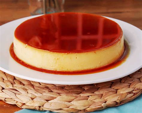 Flan de leche cubano en un molde caramelizado