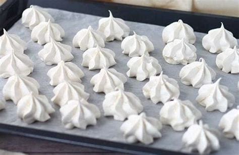 Merenguitos blancos sobre papel de horno
