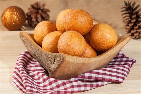 Buñuelos en forma de 8 con almíbar