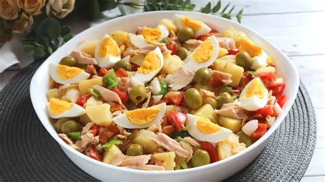 Ensalada campera ya preparada en un bol, lista para servir, con huevo duro y atún.