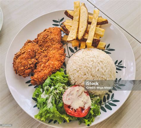 Pollo apanado con papas fritas y ensalada