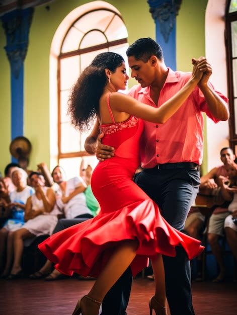 Pareja bailando salsa con energía en una pista de baile