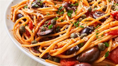 Plato de pasta con salsa puttanesca y anchoas