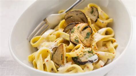 Plato de pasta con salsa de setas cremosa