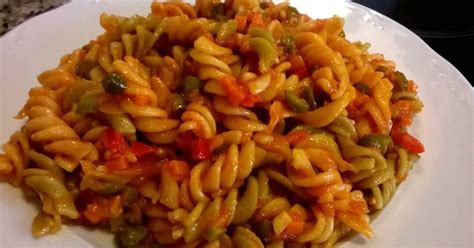 Plato de pasta con salsa thai de verduras y cacahuetes