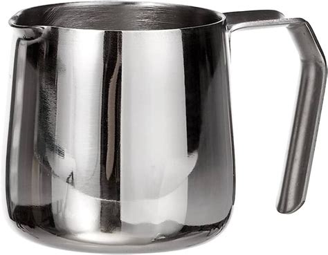 Foto de una jarra para calentar leche de acero inoxidable con leche espumada