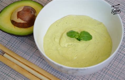 Infografía con diferentes ideas para personalizar la mayonesa de aguacate: picante, con hierbas, con yogur