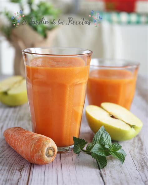 Vaso de licuado de frutillas, zanahoria y manzana verde