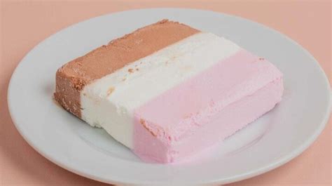 Infografía mostrando la evolución de la cassata de pastel a helado