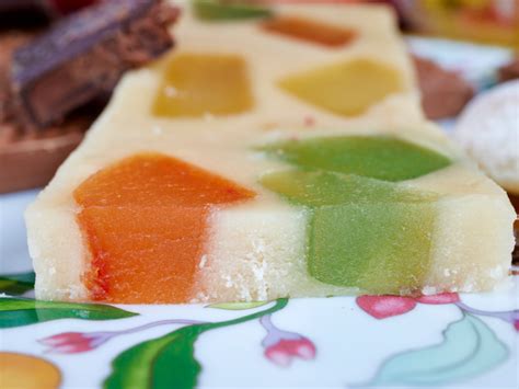 Cassata terminada y decorada con frutas confitadas y mazapán