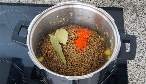 Olla a presión cocinando lentejas