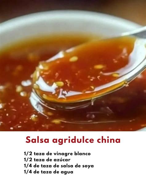 Ingredientes básicos para salsa agridulce china sobre una tabla de cortar