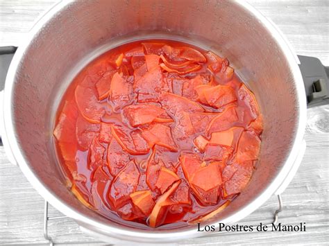 Dulce de membrillo triturado en la olla