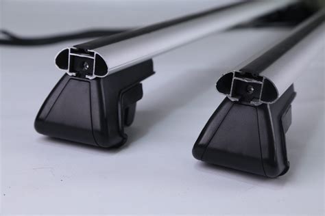 Esquema de un coche con barras portaequipaje de aluminio instaladas y diversos accesorios de carga.