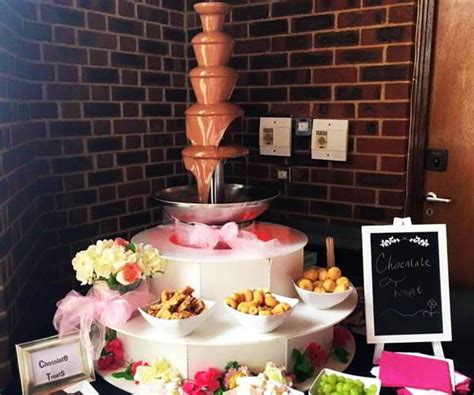 Fotografía de una cascada de chocolate en un evento