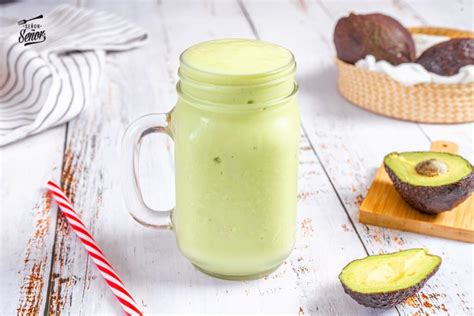 Fotografía de un batido de aguacate y piña cremoso en un vaso