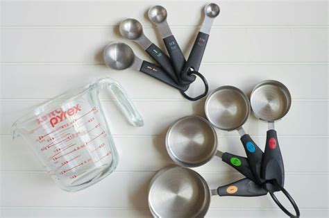 Utensilios de cocina variados para medir ingredientes sin báscula, como tazas y cucharas