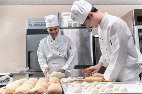 Chef preparando pan de ajo con una brocha de cocina