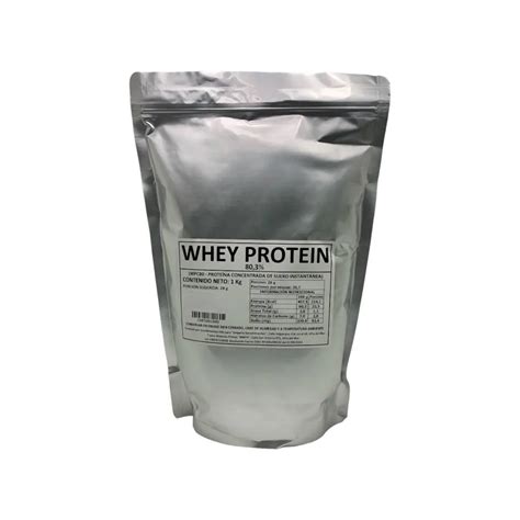 Envases de proteína de suero (whey protein) en un supermercado