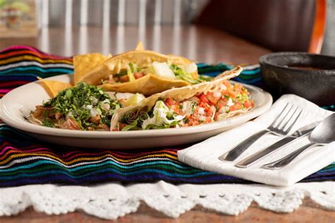 Plato variado de tacos y quesadillas con tortillas de maíz