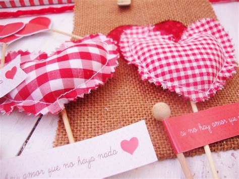 Imagen de palos de brocheta con corazones de tela en diferentes colores pastel