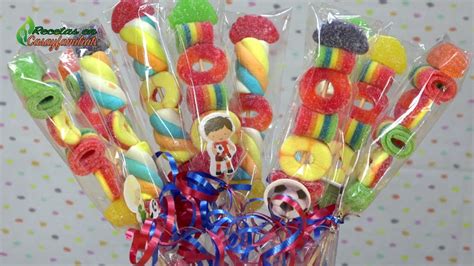Arreglo de dulces en palos de brocheta con temática de bebé (chupetes, ositos)