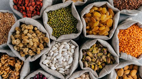 Mesa con diferentes cereales, frutos secos y semillas