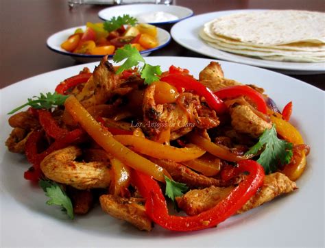 Plato de fajitas de pollo recién preparadas con pimientos y cebolla