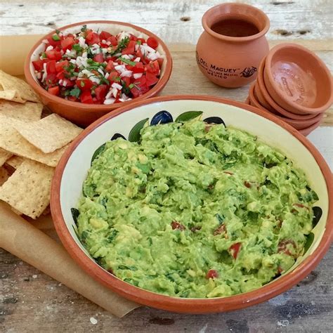 Variedad de toppings para fajitas de pollo: guacamole, pico de gallo, queso, crema agria, cilantro