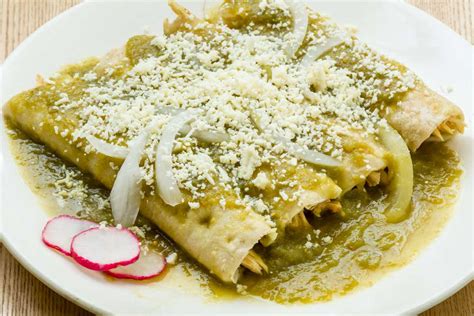 Plato de enchiladas con salsa verde y queso