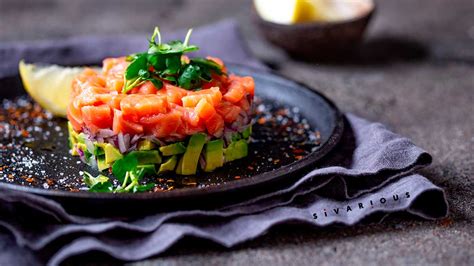 Plato de salmón ahumado creativo, como un tartar o milhojas
