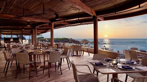 Terraza de restaurante con vista al mar y jardín en Concón