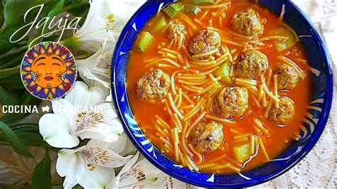 Plato de sopa mexicana de albóndigas con limón y tortillas al lado