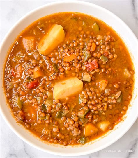 Plato de puré de lentejas con verduras decorado
