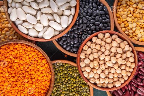 Variedad de legumbres secas: lentejas pardinas, rojas, garbanzos