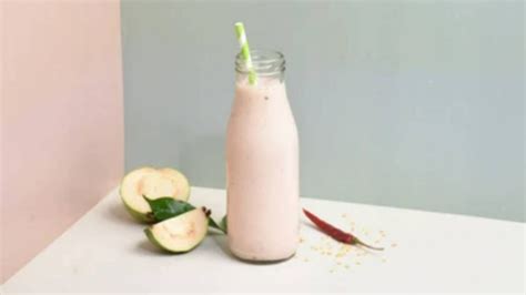 Foto de licuado de guayaba con leche en un vaso frío decorado