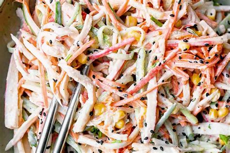 Ensalada japonesa Kani con kanikama, pepino y zanahoria, fresca y colorida.