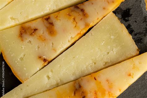 Queso ahumado envasado, mostrando su color dorado y textura